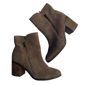 Crown Vintage Low Block Heel Ankle Boot Sz 8.5 Neutral Brown Suede Round Toe